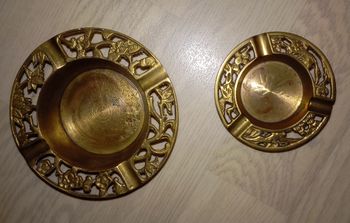 Ensemble de 2 cendriers en métal doré 