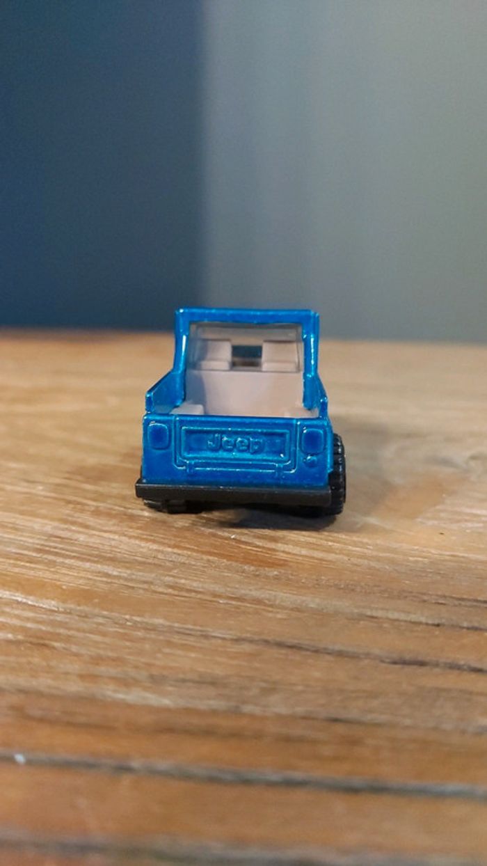 Jeep Chrysler bleue - photo numéro 3