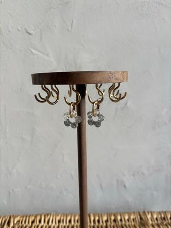 Boucle d’oreille fleur argentée - photo numéro 2