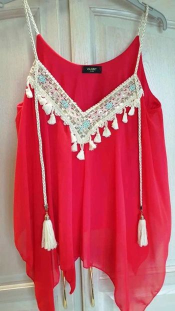 Neuf ! Haut rouge et broderies pailletées - Vanny