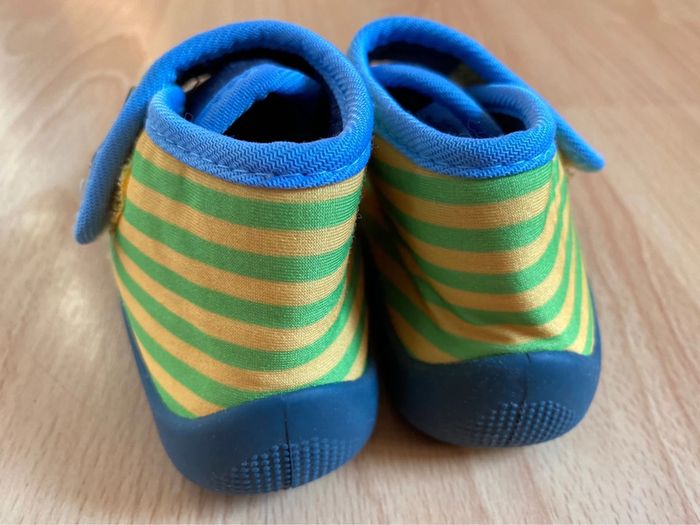 Jolie paire de chaussons « hippopotame » T. 21 garçon TBE - photo numéro 6