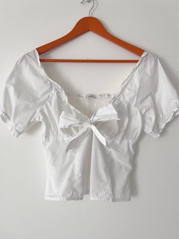 Magnifique crop top blanc en coton à nouer avec un gros noeud sur le devant