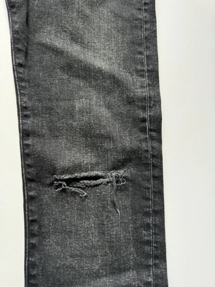 Jeans skinny noir gris H&M / Jeans à trous - photo numéro 2