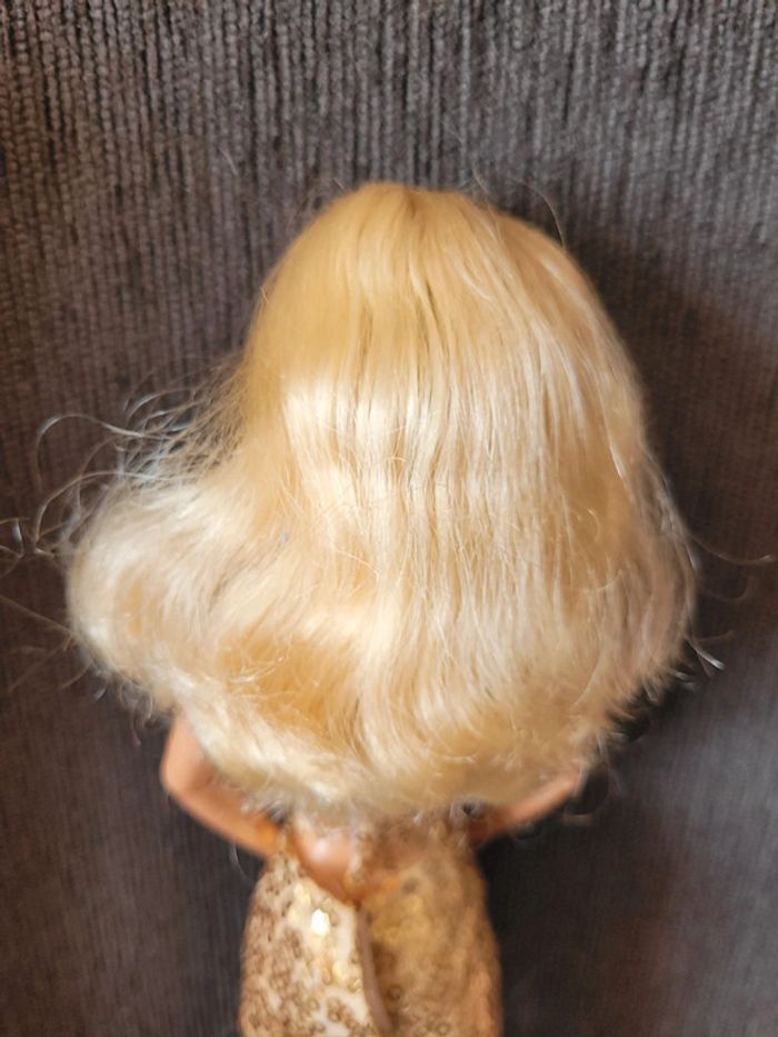 Poupée barbie et sa tenue - photo numéro 5