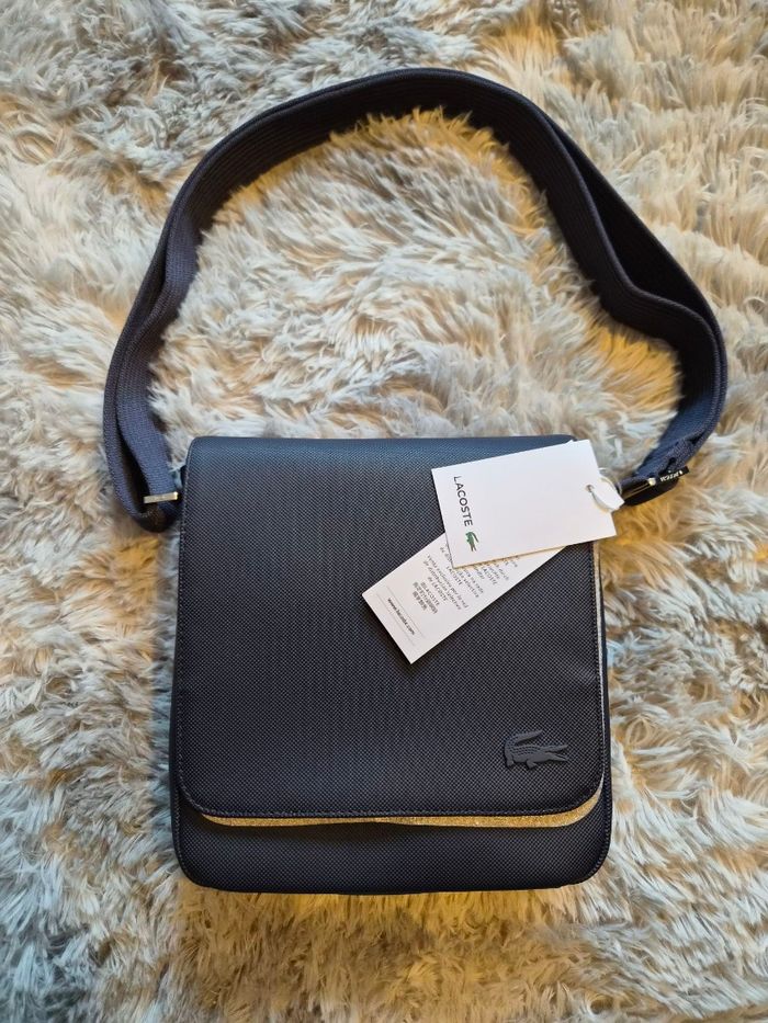 Sac bandoulière Lacoste – Bleu marine – Neuf avec étiquette