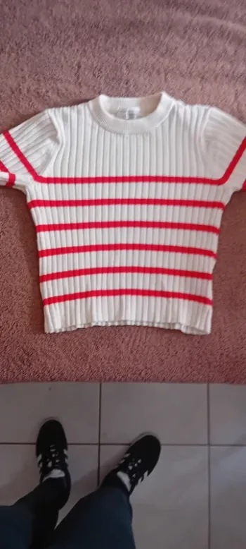 Très joli Tee-shirt blanc crème à rayures rouge primark 4/5ans