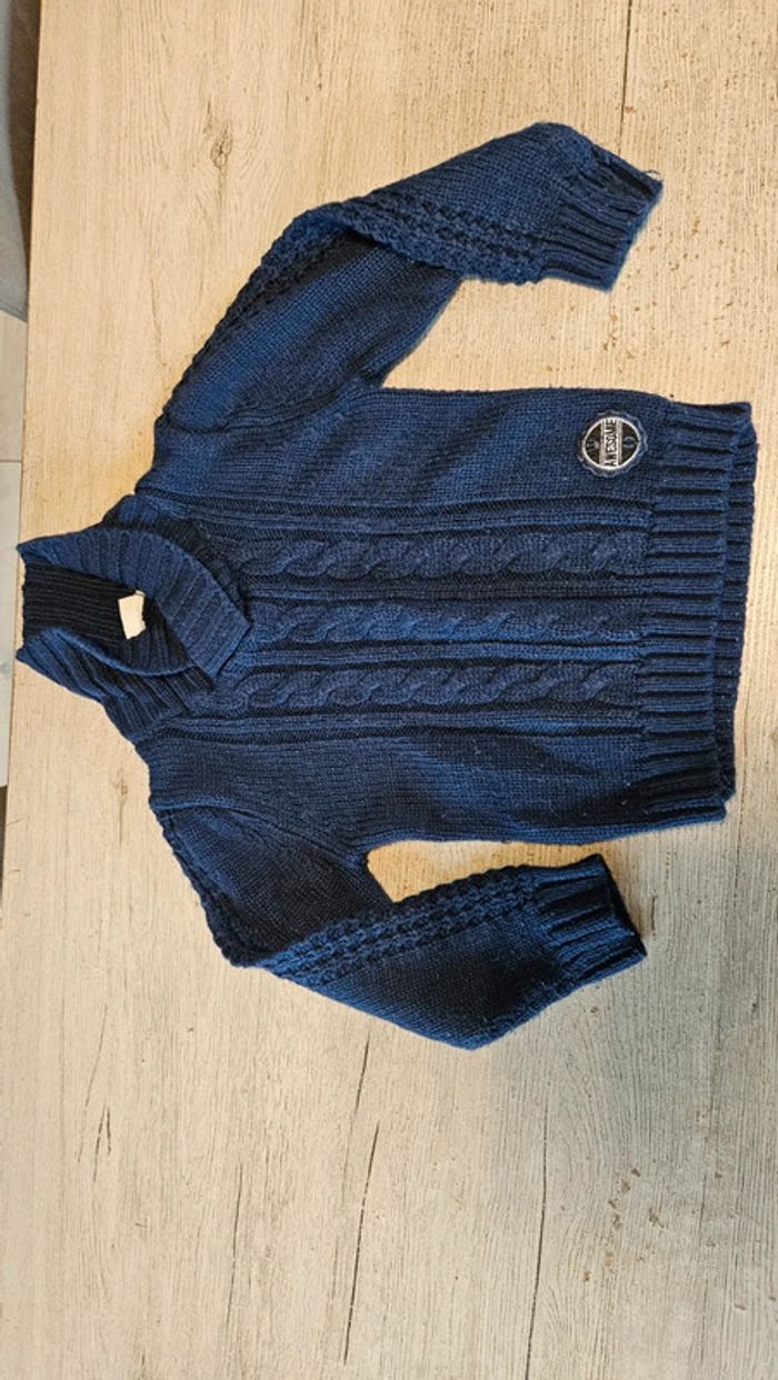 Pull bleu foncé à manches longues et col en V, New Basic, 4/5 ans, bon etat - photo numéro 3