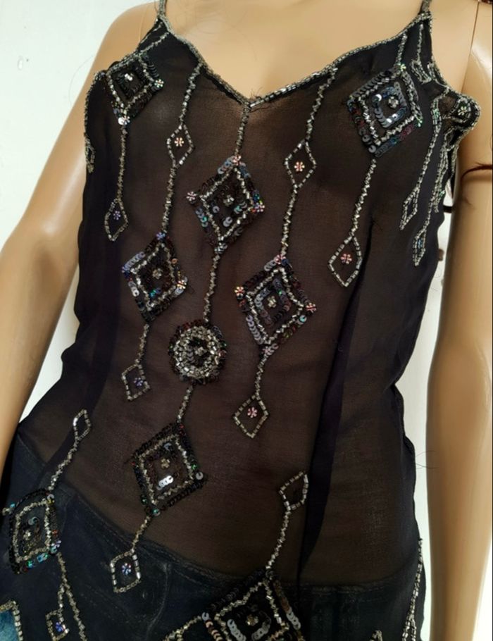 Top voile et sequins, perles finitions asymétriques Top tout voile tulle noire - photo numéro 5