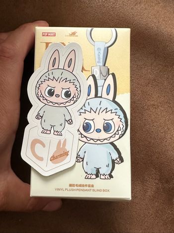 Pin for love lettre C  Labubu The Monsters Popmart authentique