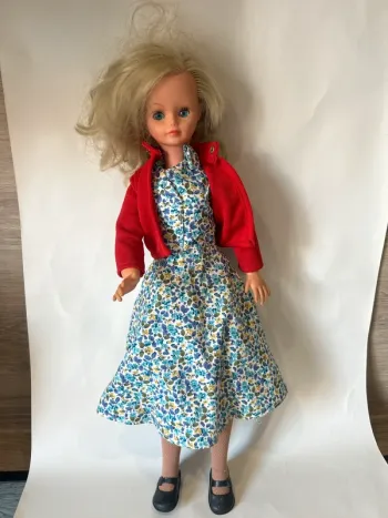 Poupée Bella vintage à mécanisme mèche