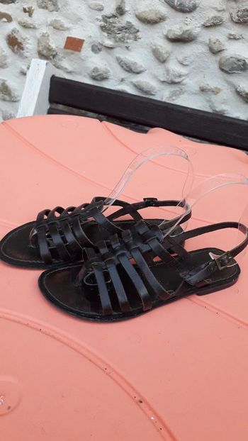 Sandales entre doigts et brides marrons,  tout cuir