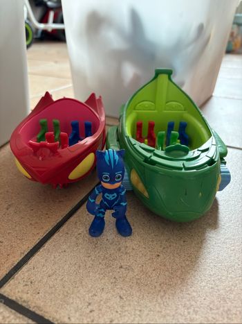 Lot de 2 véhicules pyjamasques + un personnage