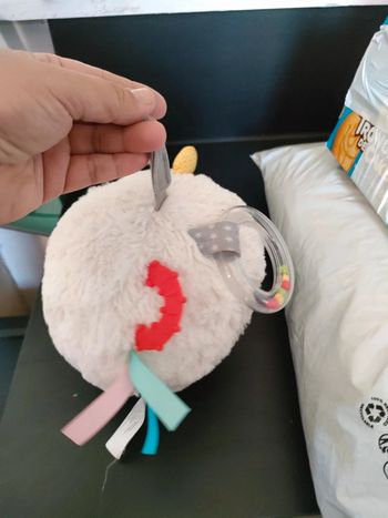 Boule hochet sensoriel range tétine oxybul