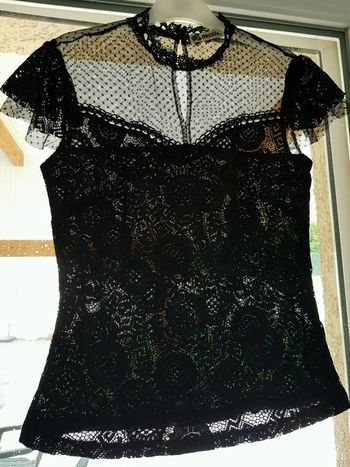 Haut noir en dentelle