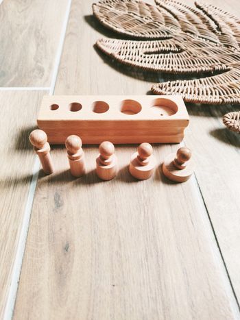 👶Bloc de cylindres-poids en bois Montessori perception dimensionnelle JB1017🐷Puzzle d'encastrement avec bruits d'animaux de la ferme en bois marque Janod JB180
🎀Convient dès l'âge de 2 ans 
🎀Produit de légers sons d'animaux 
🎀Fonctionn