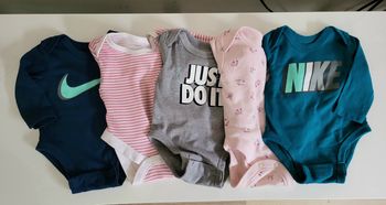 Superbe lot body fille T. 0/3 Mois Nike/Primark