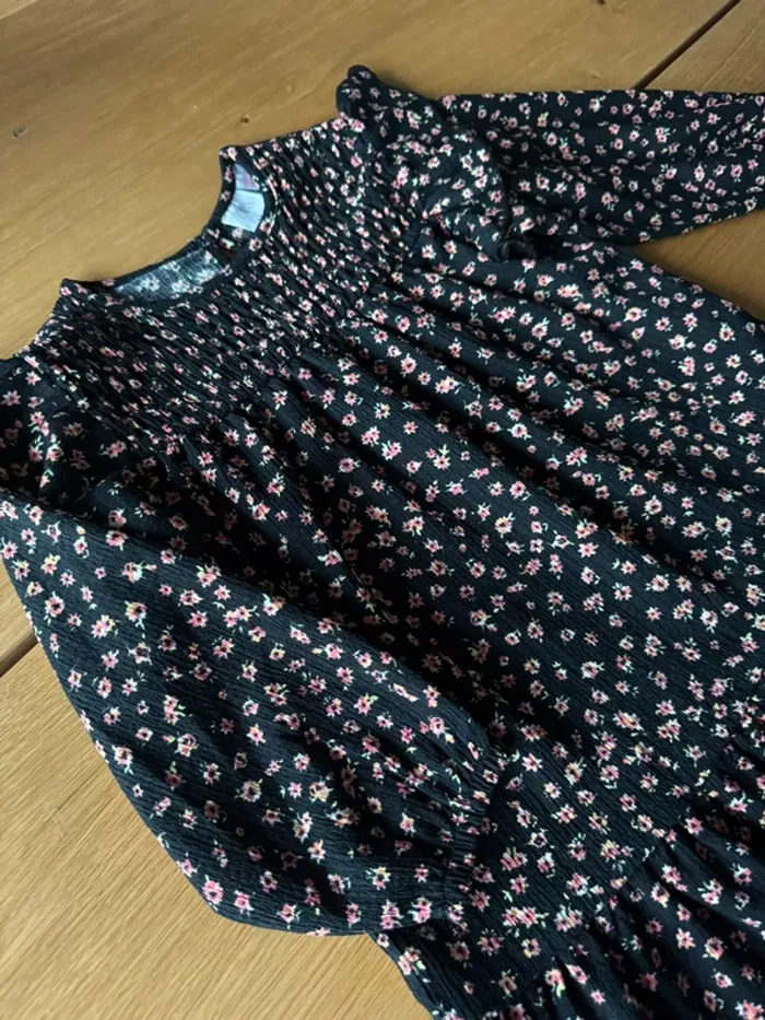 Robe ML fluide noire avec petites fleurs roses 🌸 - Taille 4 Ans - photo numéro 3