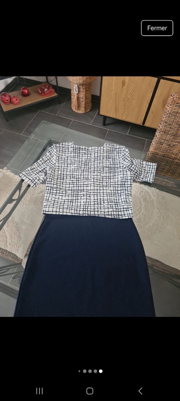 Vend très jolie robe bleu marine superposé d un hâte bleu et blanc - photo numéro 5