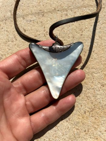 Pendentif raie manta nacre sur lacet cuir