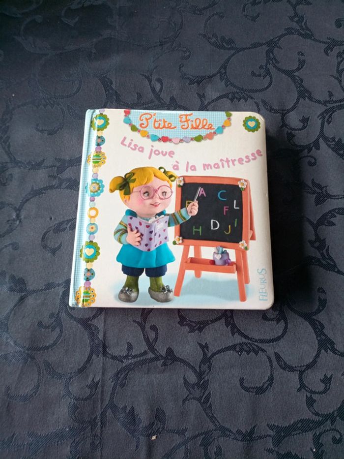 Lisa joue à la maîtresse