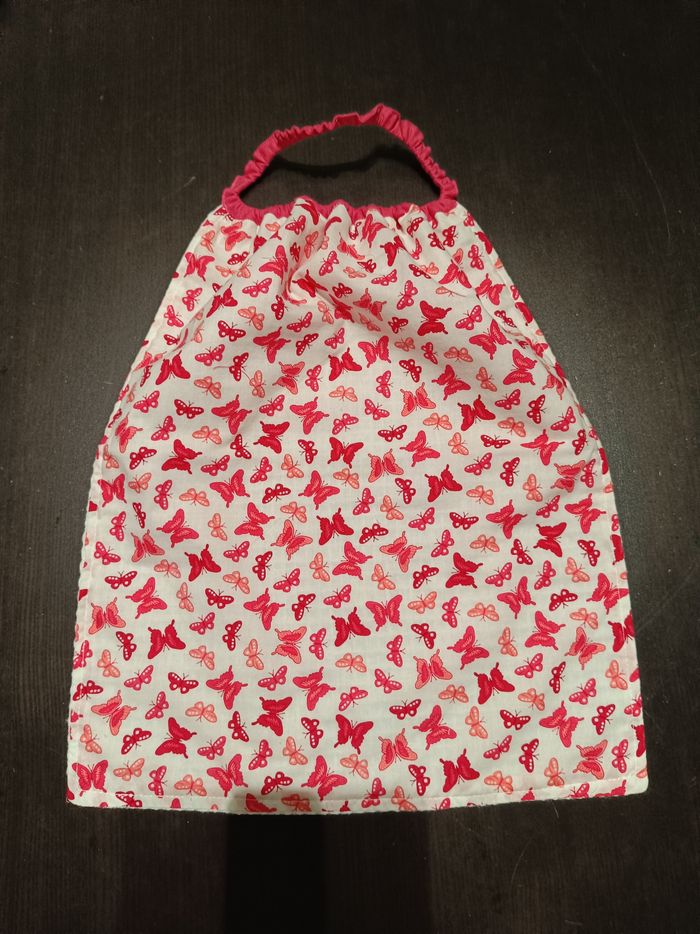 Bavoir fille lavable , doublé nid d'abeille, élastique , maternelle. Motif papillons roses