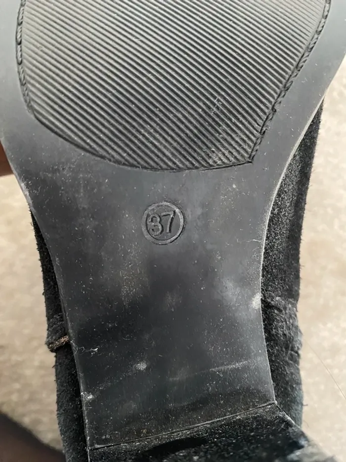 Bottines noir en daim avec petit talon - photo numéro 4