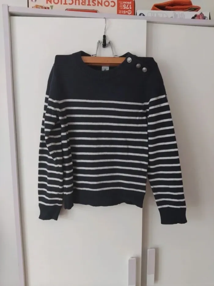 Marinière Petit bateau ornée  de 3boutons métal argenté sur l'épaule t10ans