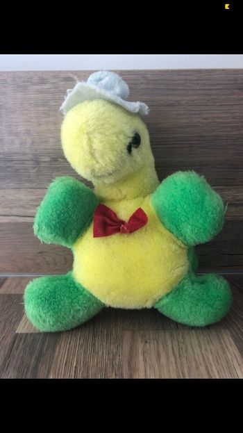 Petit dinosaure en peluche