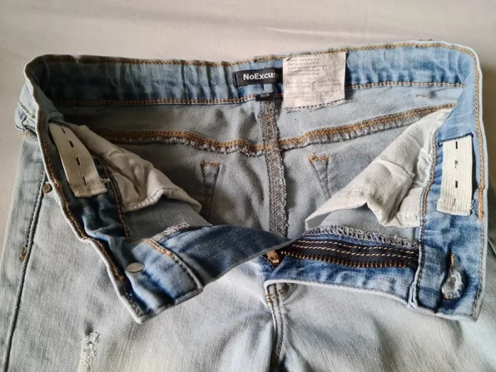 Jeans troué - photo numéro 3