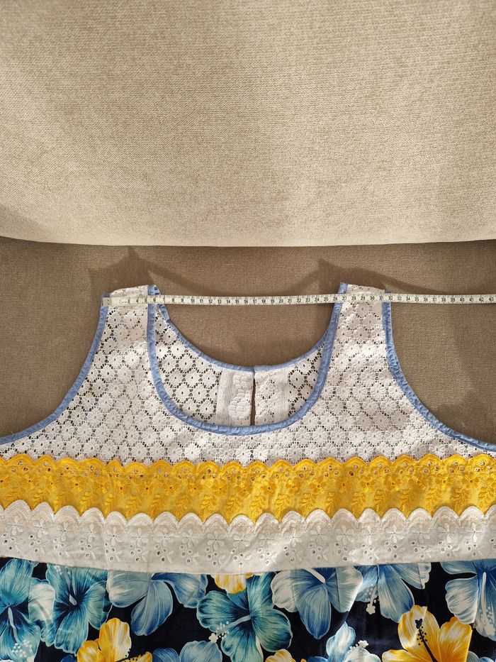 Robe polynésienne bleu marine à motif hibiscus avec détail dentelle - photo numéro 7