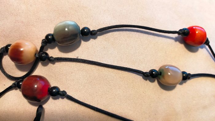 Collier long Terres d’Ailleurs – grosses perles vernies multicolores sur cordon noir - photo numéro 4