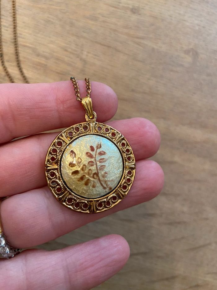 Collier médaillon en laiton ouvragé émail nacré - photo numéro 2