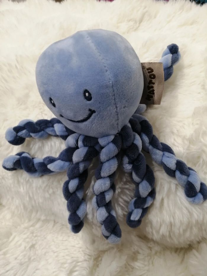 Doudou pieuvre octopus bleu clair et bleu marine tentacules torsades 22 cm