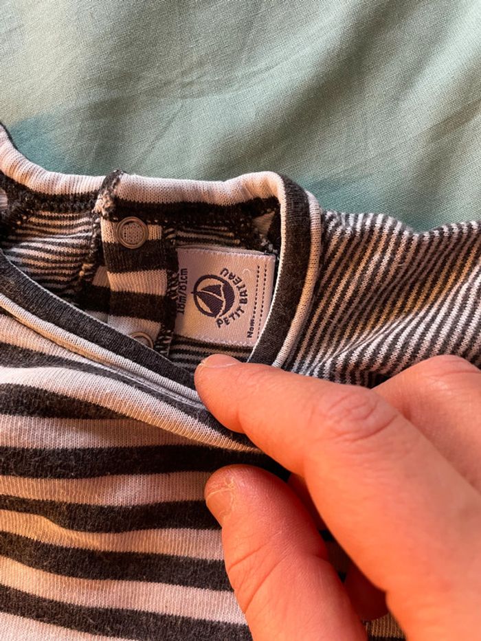 Lot de 2 t-shirts manches longues 18 mois Disney et Petit bateau - photo numéro 4