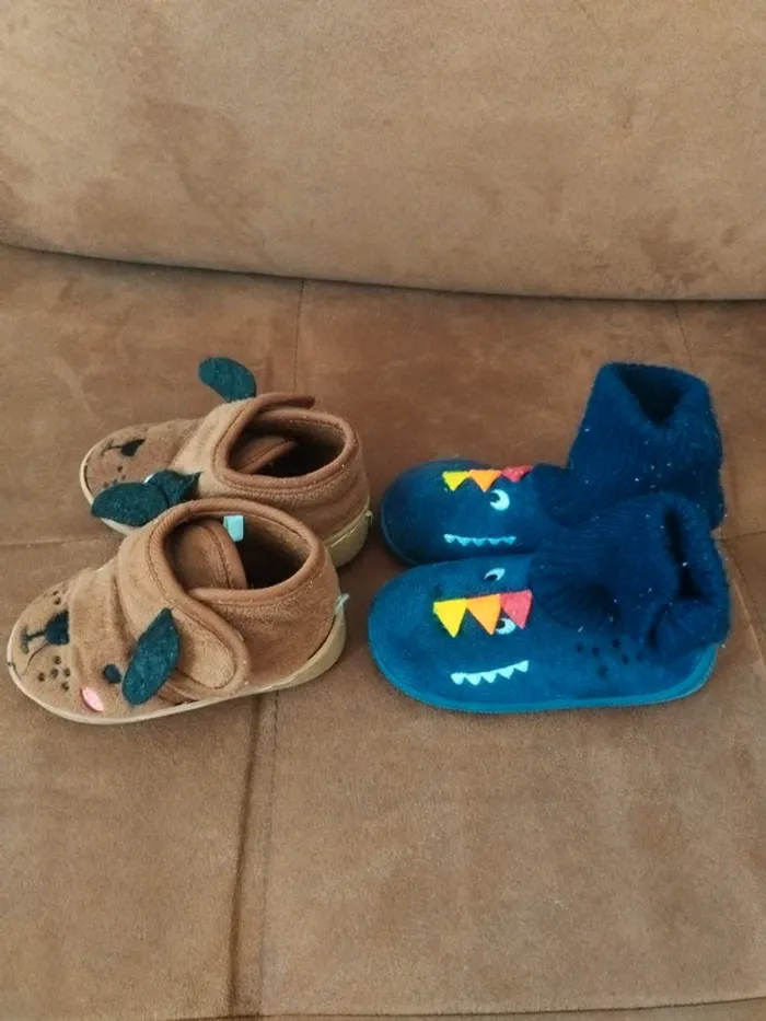 Lot de 2 paires de chaussons pointure 22 - photo numéro 2