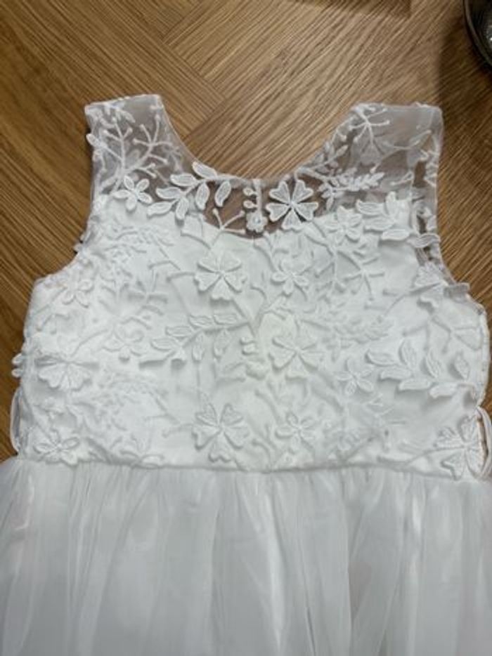 Lot robe blanche cérémonie 6 ans + ruban satin violet+ couronne de fleurs - photo numéro 2