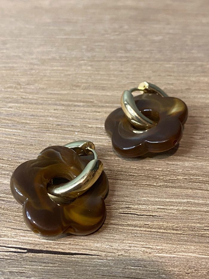 Paire de boucles d'oreilles créoles tendances fleurs - photo numéro 2