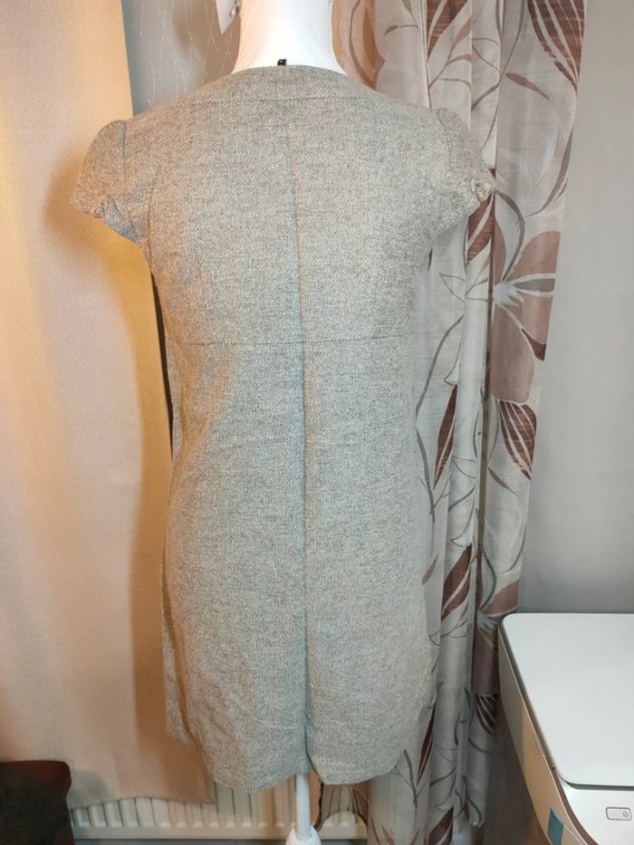 Robe sans manches beige chiné, détails asymétriques, style minimaliste chic - photo numéro 4