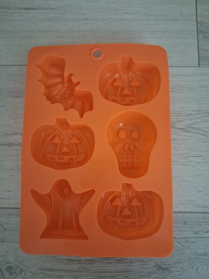 Moule en silicone orange "Halloween" en tres bon etat - photo numéro 4