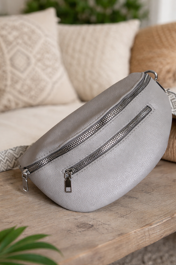 Joli sac banane gris clair en simili cuir,