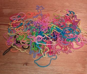 Lot de 96 bracelets "forme" en plastique souple