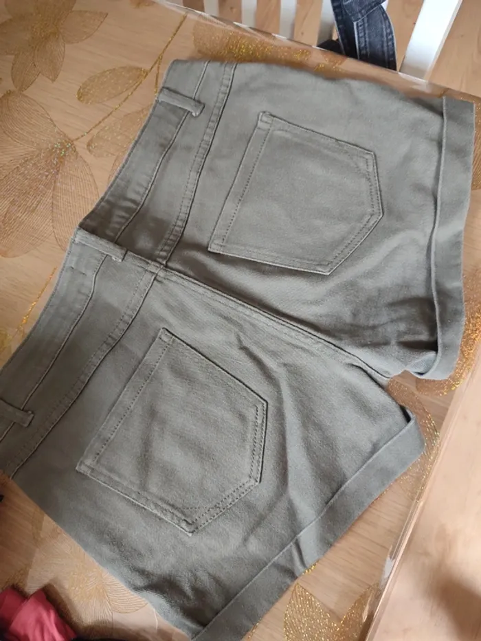 Short kaki - photo numéro 2