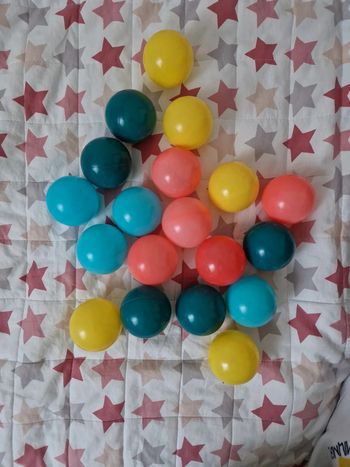 Lot de 19 balles en plastique multicolore très bon état