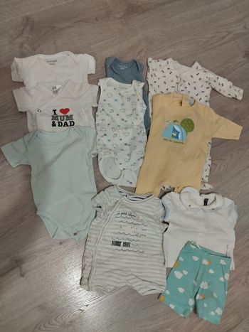 Lot vêtements bébé garçon Taille 1 mois
