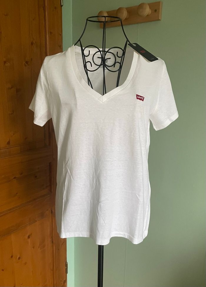 T-shirt Levi's blanc à manche courte - col V - NEUF avec étiquette - taille S / 36