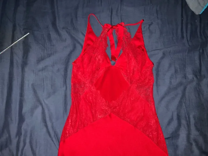 Nuisette rouge avec détails en dentelle - photo numéro 3