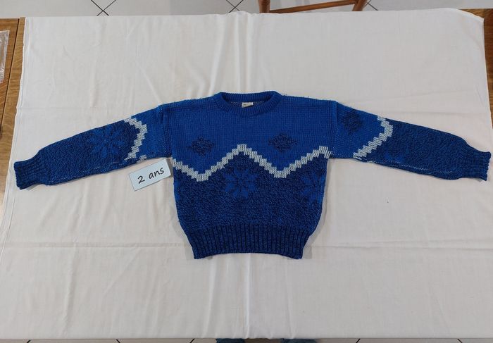 Pull épais bleu et noir motif flocon ❄️ taille 24 mois/2 ans