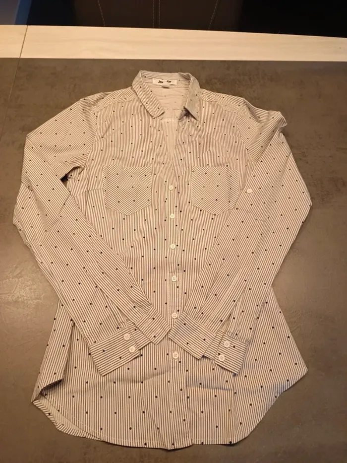 Vends chemise manches longues enfants Jennifer taille XS soit 14 ans .