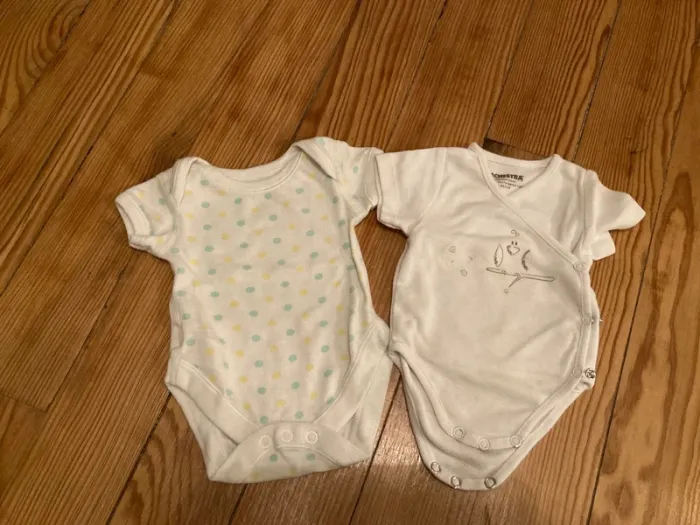 2 bodys manches courtes naissance 50 cm