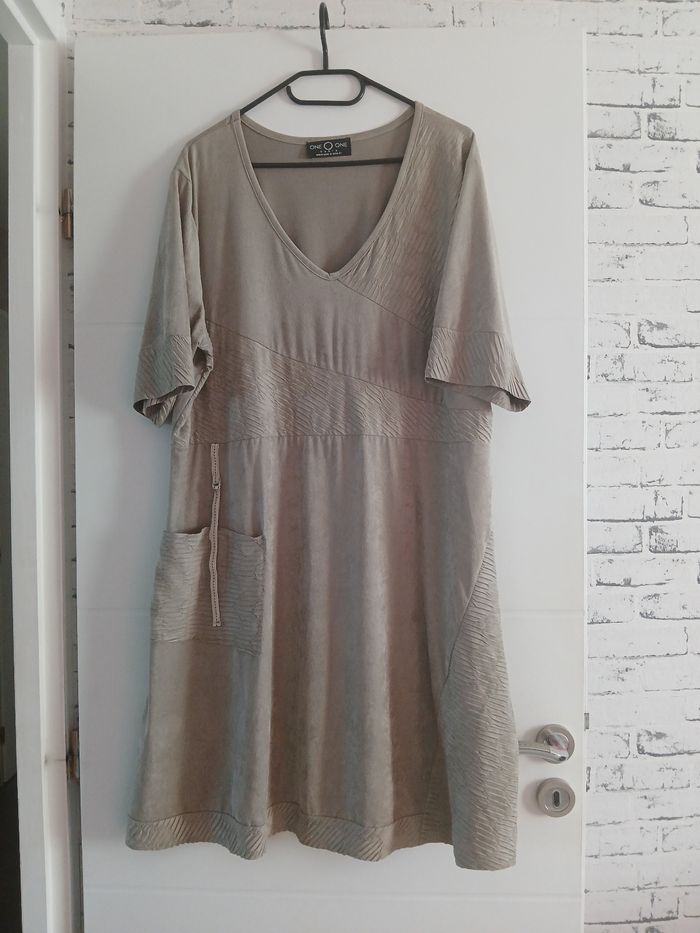 Ensemble veste + robe ONE O ONE
Taille 50
Porté 1 fois 
Robe col en V - manche courte
Veste manche 3/4 - photo numéro 3